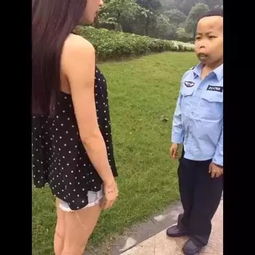 奇丑无比的他为何身边总是美女豪车相伴
