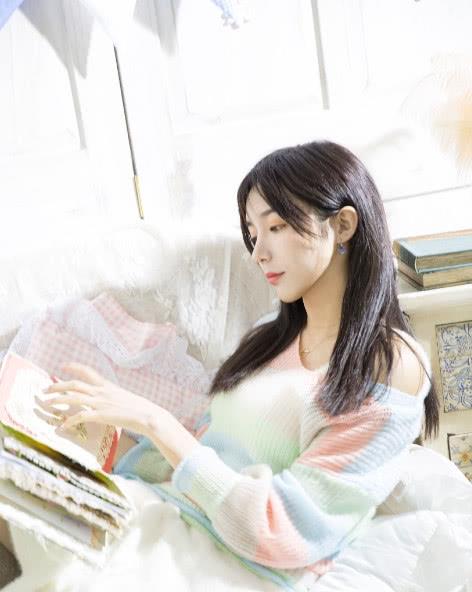艾比自爆儿时经历,曾被暴力对待,直接导致他穿女装