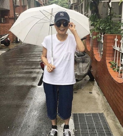 93岁奶奶精气神真好,一身潮装减龄还时髦,比孙女辈还洋气