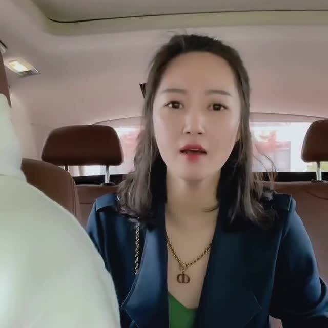 社会风气靠美女去拯救,三言两语就制住了出租车司机的坏毛病