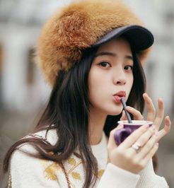 她成为张艺兴唯一不避嫌的女星,私下看他的演唱会,如同兄妹一样