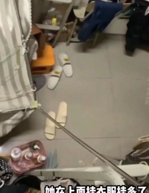 晚上睡觉女生宿舍一声闷响床塌了,原来搭衣服太多,将架子压塌了