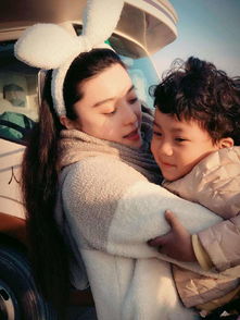 谢娜抱孩子手忙脚乱,baby男友力十足,看看女星是怎么抱孩子的
