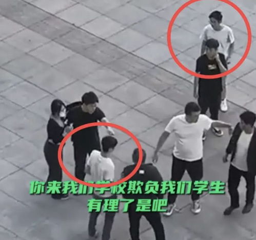 湖北一大学情侣,被中年男人看了眼,引发互殴,官方回应来了