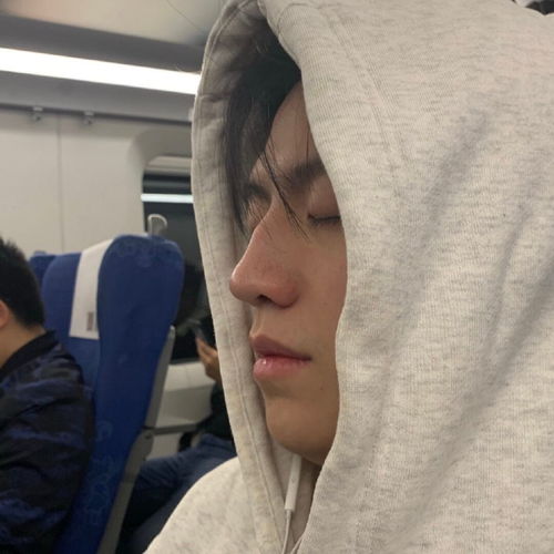 有没有qq头像和背景是一套的可以连在一起的情侣头像也行ω