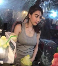 泰国水果西施爆红抖音,网友认真工作的样子让我心动