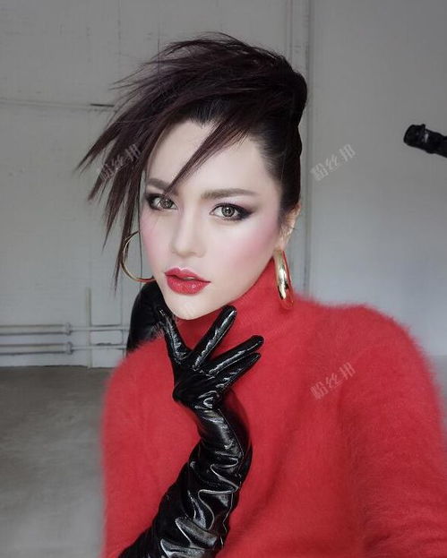 快手时诗时大漂亮,粉丝称为妖孽美男,曾拜入辛巴门下
