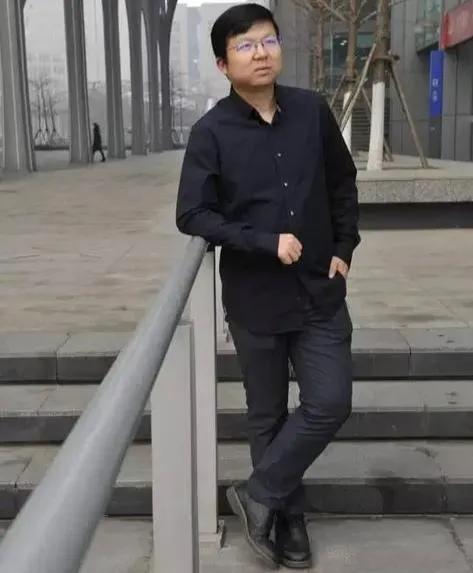 清华学霸,创业失败33次,创立快手8年市值突破万亿,身家过千亿