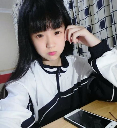 杨清柠上学时期照片曝光,社会姐气息浓重,网友上学也带美瞳