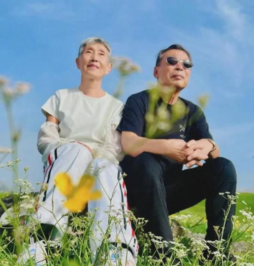 李冰冰携父母自驾游,妈妈满头白发难掩气质美,爸爸撞脸王家卫