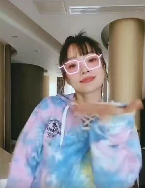 李小璐太爱嘻哈风,穿男装大跳情侣舞,网友撒狗粮
