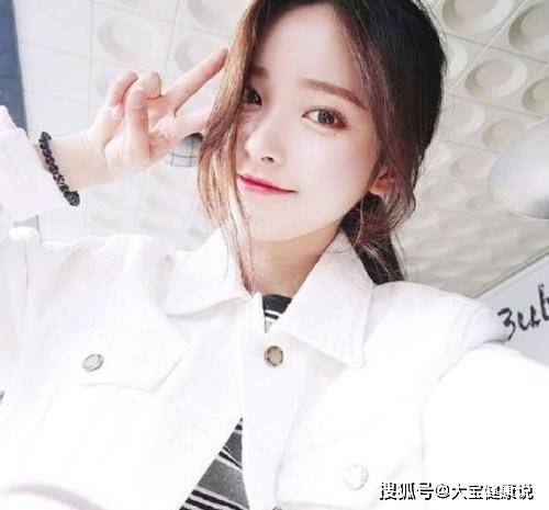 搞笑gif美女,你是认真的吗,拿着杠铃肆无忌惮走过去