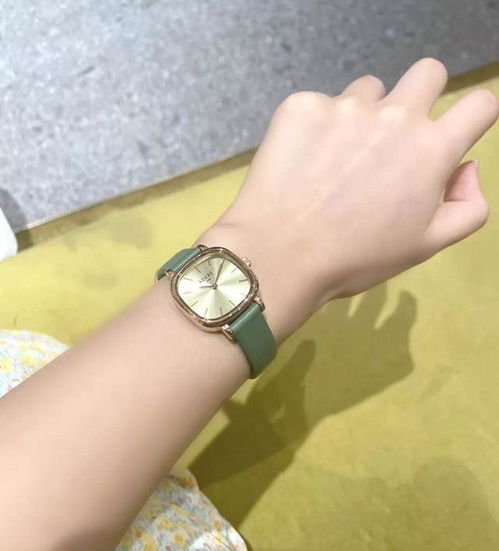 小众复古风的小绿表,戴上立马变身气质女神,简单之中又带着质感