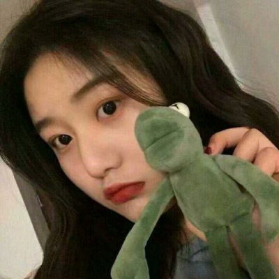 抱布娃娃的qq女生头像
