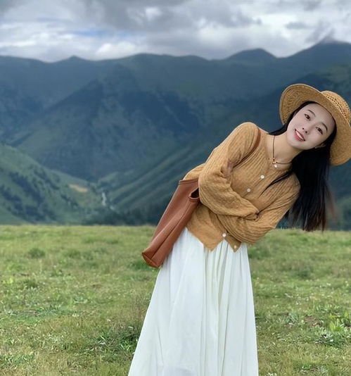 事实证明,这是最适合40女人的打扮短衫过膝裙舒适又优雅