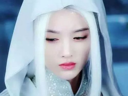 同为女星白发躲过了鞠婧祎,逃过了宋茜,看见迪丽热巴才懂啥是公主