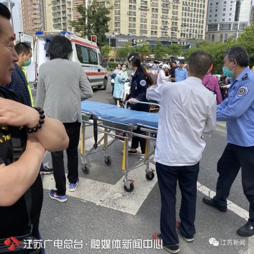 事发南京特斯拉路口突然加速,连撞四车
