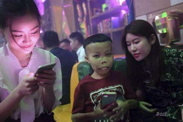 快手一哥陈山被封杀后,漂亮女友也音讯全无,他们去哪儿了