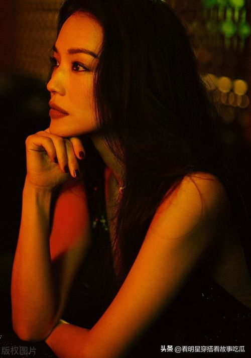 舒淇写真大片身穿亮片吊带v领长裙高级感尽显,女性魅力十足