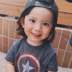 这个长得比小姑娘漂亮一百倍的3岁小男孩,让所有人都想亲一口