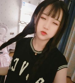 杨清柠卧室照被曝光,有谁注意到她身后的东西,网友这习惯不错