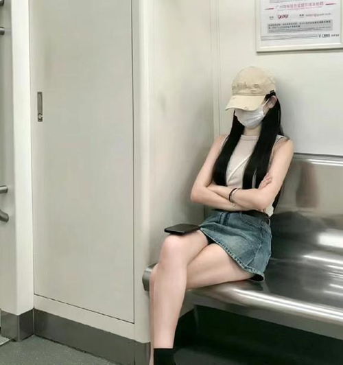 被上海女生圈粉,穿短裙vs短裤,秀美腿秀身材,基础款穿出高级感