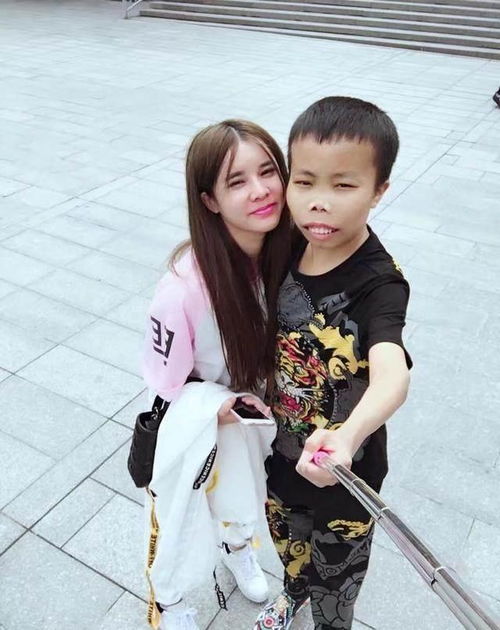 还记得快手网红陈山吗曾开跑车喝香槟,被封杀后他女友过得怎样