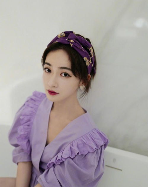 吴谨言化身甜美系女孩,香芋紫色衬衫减龄又少女,配发带气质出众