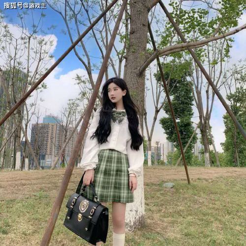 杨清柠晒17岁清纯照片,白色牛奶袜展现校园女神风采
