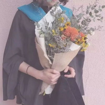 森系女头像文艺高清女生抱鲜花的文艺头像