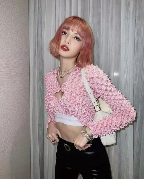 天冷也要炫腹jennielisa晒出露腰照,大秀零赘肉好身材
