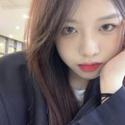 ins风时尚又很好看的女生好看头像醒来以为是自己长高了原来是被子盖横了