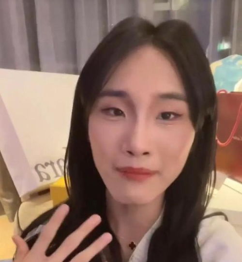 网红京城乔姐男扮女装进女浴室被拘,网友真以为自己是女人
