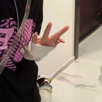 网易云闺蜜生日,我欢快的砸蛋糕,正中她脸,然后又掉下来砸到她