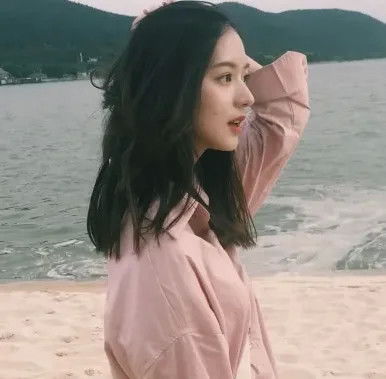 网易云热评小时候女生扳手腕,全班同学都笑话我力气小,却不知道我