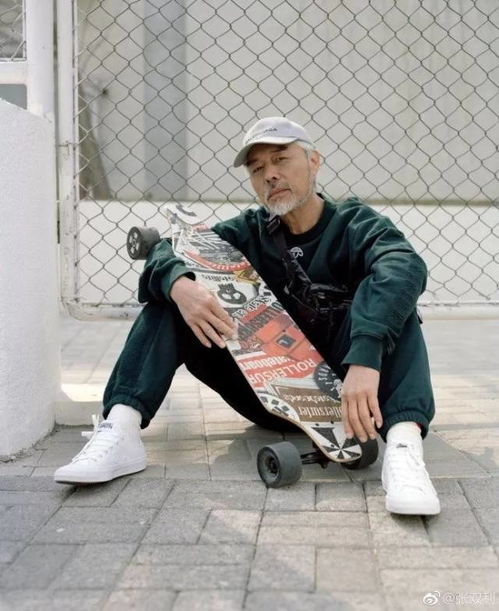 64岁玩抖音打王者,这个不正经的老头,竟是中国最潮的男人