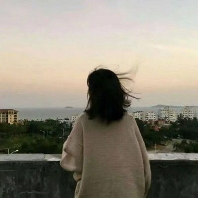 网易云热评快毕业,班长突然跟我表白,我慌了神,另一旁的女生抢着说
