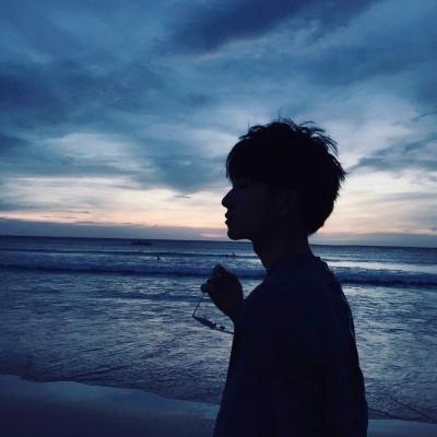 微信情侣头像背影一男一女两张我对你一见心动二见钟情