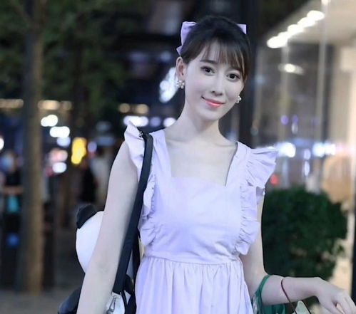 实拍身穿浅紫色连衣裙的女孩,清纯甜美,网友仿佛校园女神