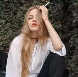 情话短句念旧的人总是容易受伤