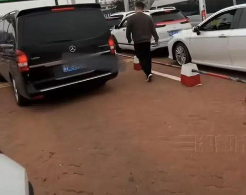 奔驰加塞后续,三地警方介入,车主已定损,奔驰男抖音发文不道歉