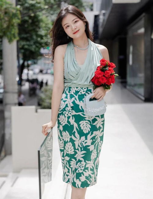 29岁女摄影师太会打扮,用镜头记录夏天最美的自己,优雅动人