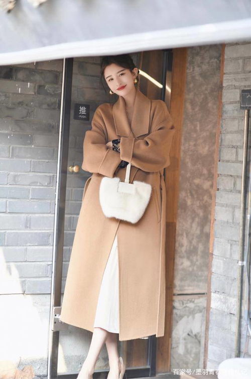 女人过了40岁,穿半裙还是建议过膝,端庄得体,尽显东方女性魅力