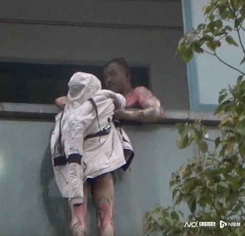 泪目男子火场舍身救妻,安徽老家村民捐款近10万当地这样评价两口子