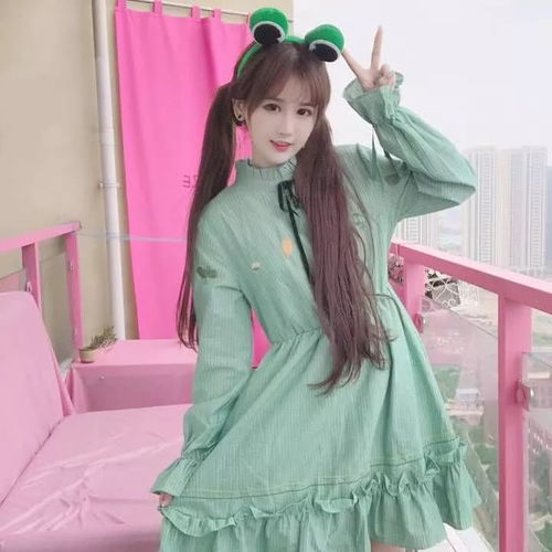杨清柠晒浅绿色裙子,展现不一样的美,网友头顶绿的不行