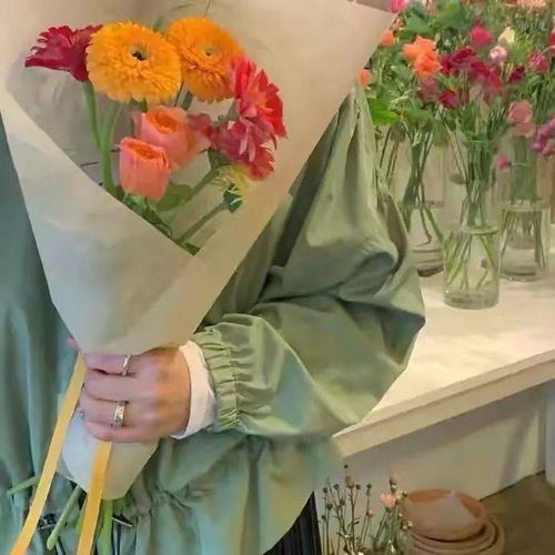女生手捧鲜花头像