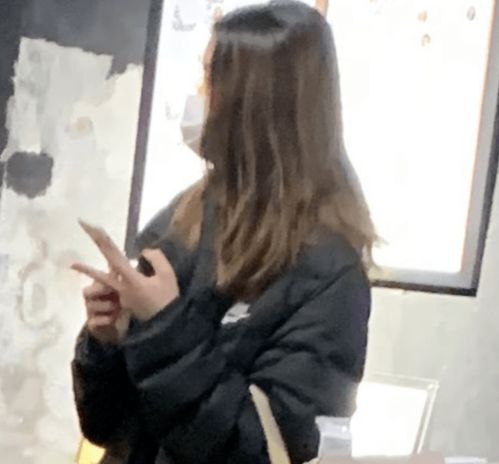 李亚鹏带女儿见女友,一家三口逛街显拘谨,李嫣捧手机玩不停