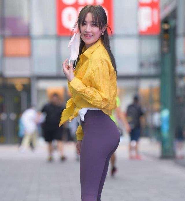 穿着一身打底裤的小姐姐,优雅舒适一步到位,显得大气