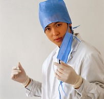 戴着帽子手套的男医生下载1042449