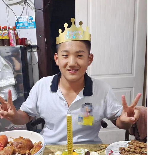 鞍山市寻人17岁男孩走失,穿蓝白相间校服上衣蓝色校服裤子,高1米75